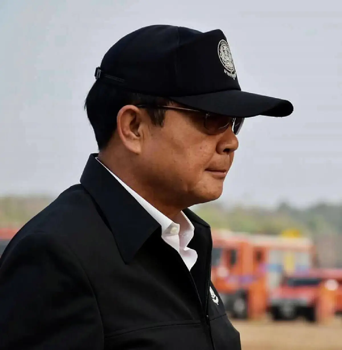 ลุงตู่สู้ๆ !!! ลุคใหม่นายกฯ ใส่แว่นสายตาออกงานตลอด เผย 3 ปีอ่านเอกสารจนตาแฉะ?