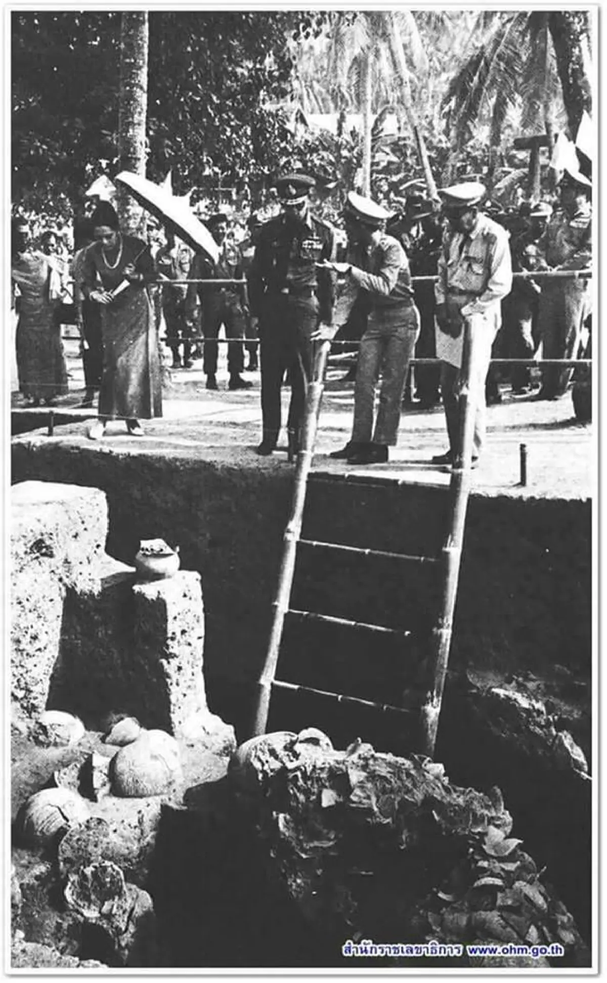 "20มีนาคม"วันนี้ในอดีต ในหลวงรัชกาลที่๙และสมเด็จพระราชินีฯ เสด็จพระราชดำเนินทอดพระเนตรโบราณสถานบ้านเชียง-มรดกโลก เมื่อปีพ.ศ.2515