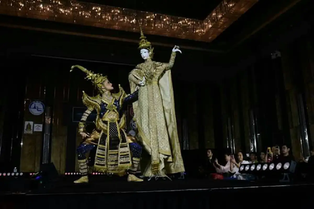 ชมความตระการตาที่ไปสู่จักรวาล กับชุดราตรีจากฝีมือพระหัตถ์ของพระองค์หญิงฯ