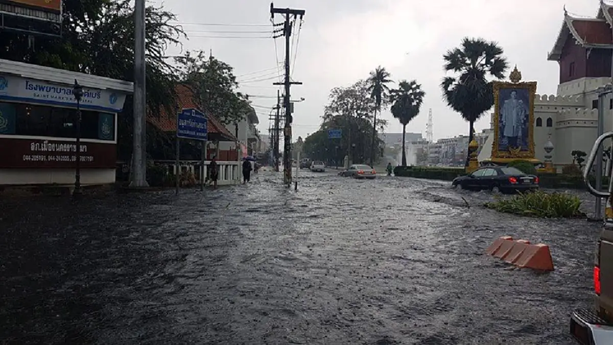 โคราชอ่วม!! ฝนตกถล่มนานกว่า 1 ชั่วโมง น้ำท่วมตัวเมืองหลายจุด ทำจราจรหนึบ จนท.เร่งระบาย!!