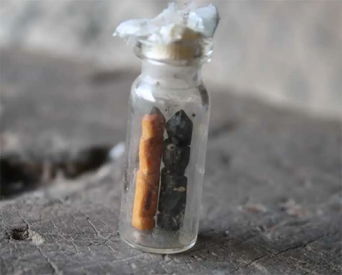 ของดีที่ไม่ควรมองข้าม..เลี้ยงดีดุจดั่งมีชีวิต " รัก ยม "รักแกะด้วยไม้รักซ้อน..ยมแกะด้วยไม้มะยม บรรจุในขวดน้ำมันหอม ดีทั้งเสน่ห์ เมตตา โชคลาภ