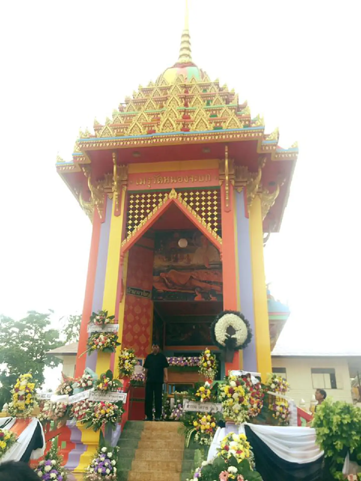 เคยเห็นกันยัง?? เมรุเผาสีรุ้ง!!  จากวัดดังเมืองโคราช พอรู้เหตุผลจาก "เจ้าอาวาส" ทำเอาทึ่ง เพราะแฝงด้วยธรรมะล้วนๆ !!