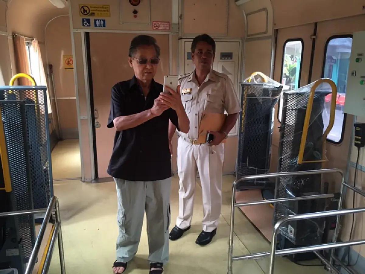 อยู่ตรงไหนก็ขวัญใจมหาชน!! แชร์สนั่นภาพ "นายหัวชวน หลีกภัย" เยี่ยมให้กำลังใจจนท.รถไฟเมืองตรัง ได้ใจสุดๆถึงขนาดยกหูเล่าปัญหาให้บิ๊กรฟท.แก้ไข??