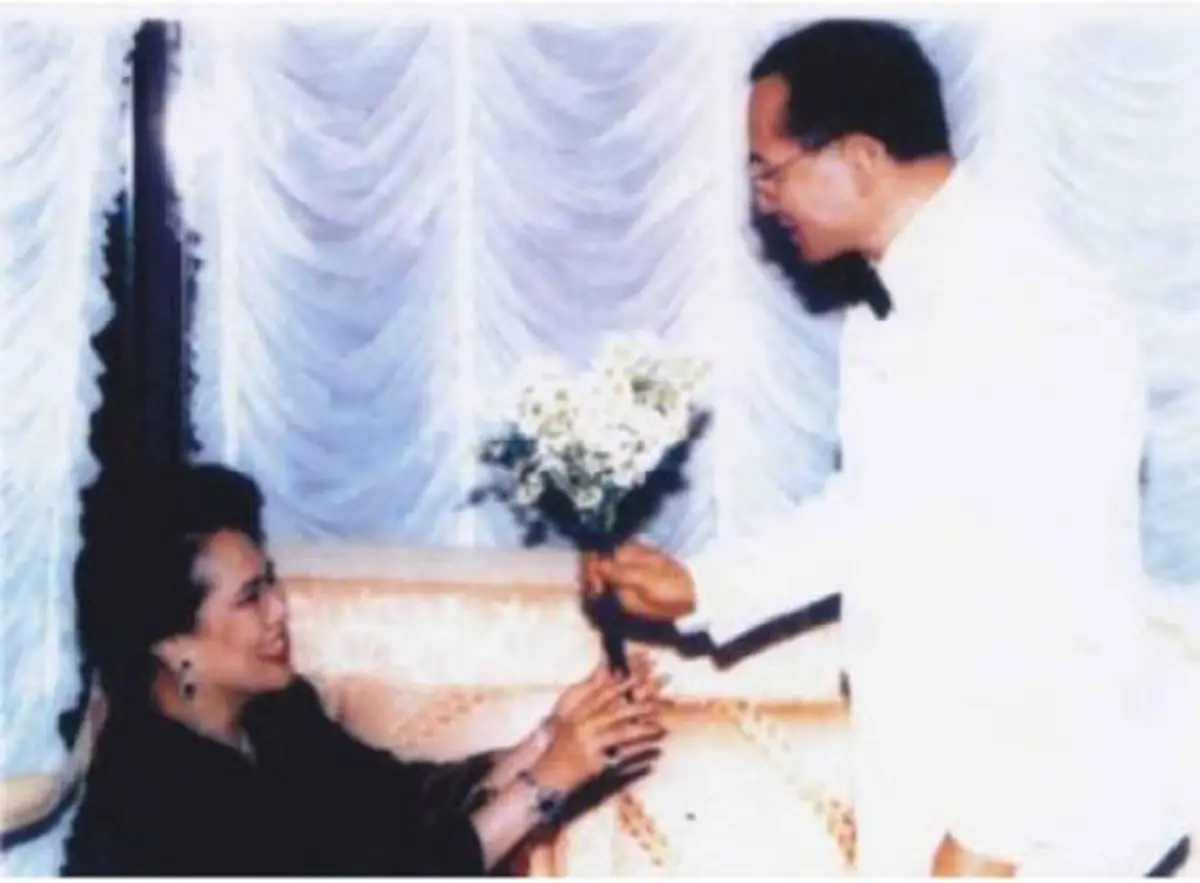 แม้ชีพวาย ยังรักมั่น นิรันดร.....เปิดความหมายสุดซาบซึ้ง"ดอกดารารัตน์" ต้นแบบของดอกไม้จันทน์ งานพระราชทานพระเพลิงพระบรมศพ ในหลวงร.๙