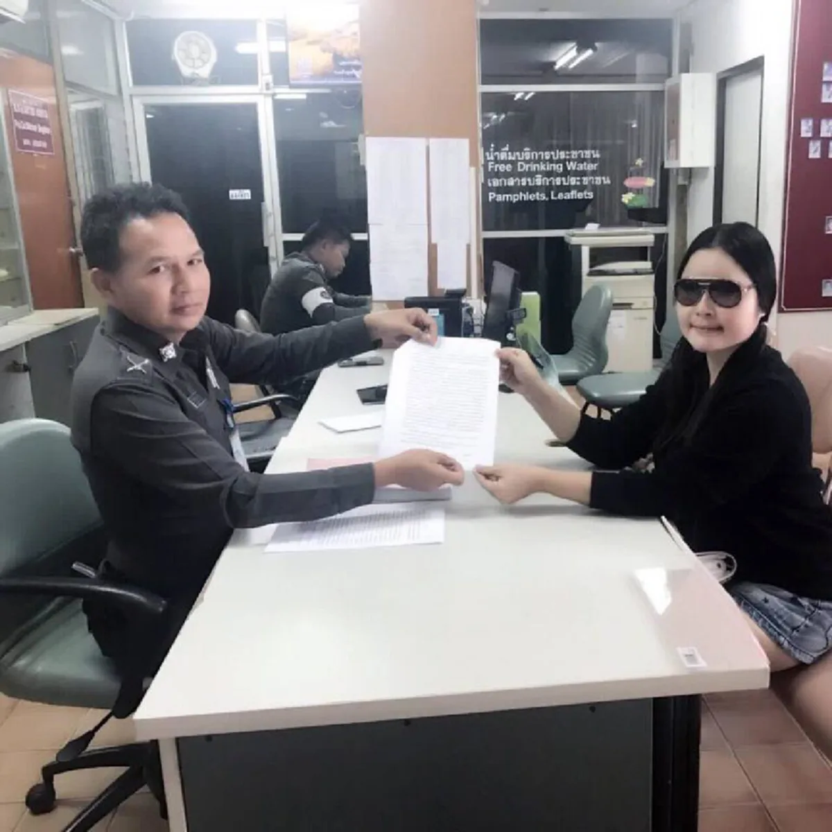 ไหนๆจะแถก็ให้สุดๆ!! สาวทะเลาะเด็กปั๊มโดนเพื่อนแจ้งจับโกงเงิน 9 แสน โผล่แจงรัวๆ ติดต่อเจ้าทุกข์ไม่ได้!?!