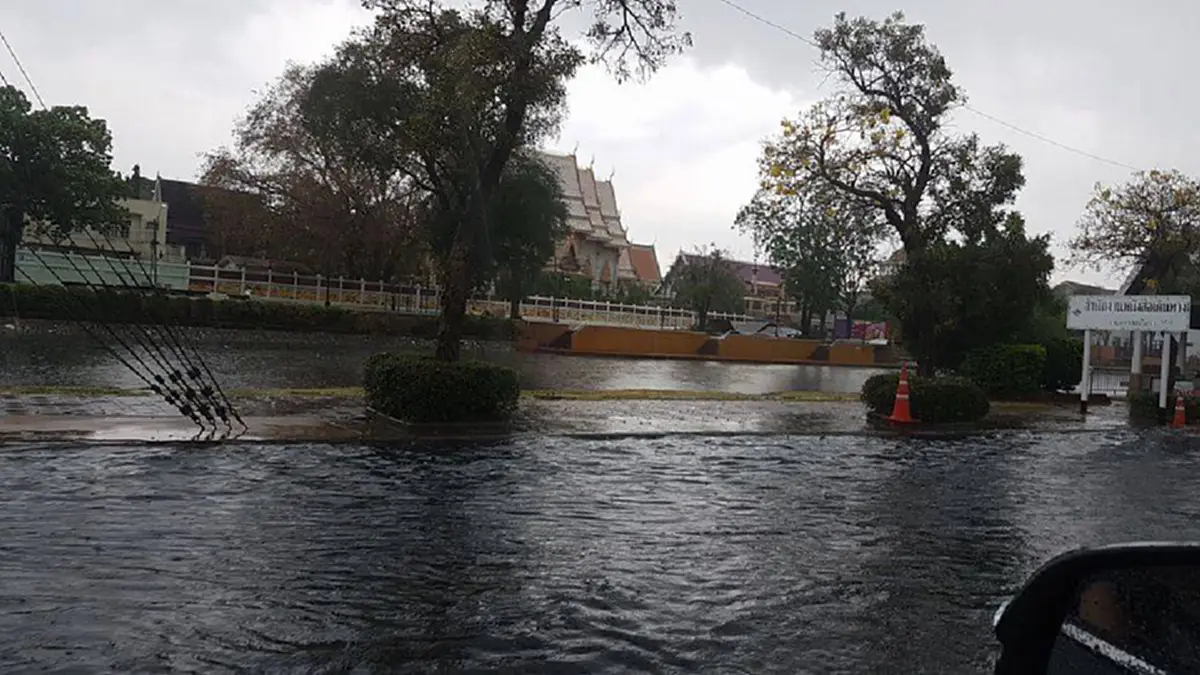 โคราชอ่วม!! ฝนตกถล่มนานกว่า 1 ชั่วโมง น้ำท่วมตัวเมืองหลายจุด ทำจราจรหนึบ จนท.เร่งระบาย!!