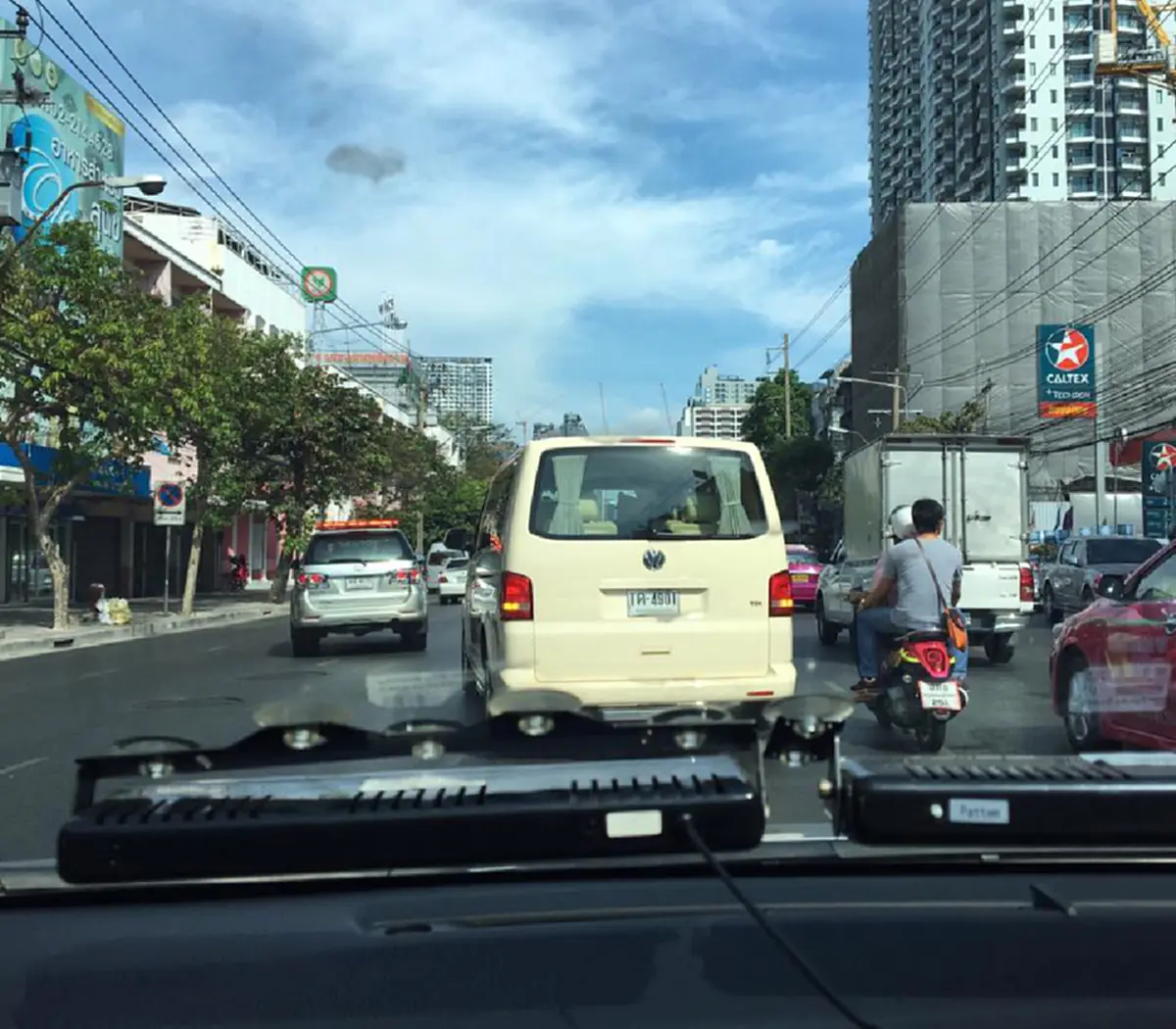 น้ำตาไหล! นึกว่ารถวังแซงไปธรรมดา แต่นี่คือ"รถของพ่อ"อยากกล่าวทรงพระเจริญแต่ภายในรถว่างเปล่า ย้อนชมภาพในหลวง ร.๙ ทรงประทับในรถยนตร์พระที่นั่ง