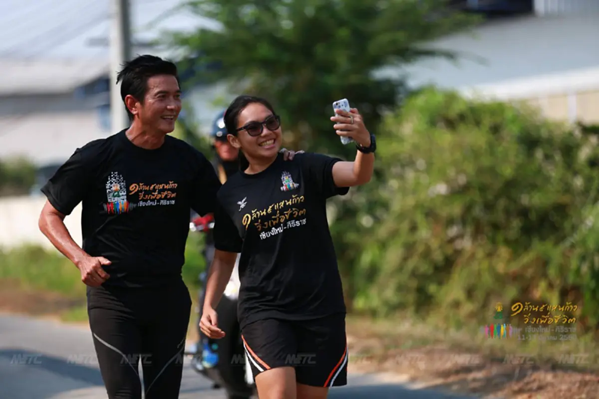 ร้อนแค่ไหนก็สู้!!! "ตูน บอดี้สแลม" เอาชนะอากาศร้อนระอุ วิ่งร่วมนศ.แพทย์หาทุนสร้างอาคารรพ.ศิริราชที่"ในหลวงร.9" พระราชทานนาม (ชมภาพชุด)