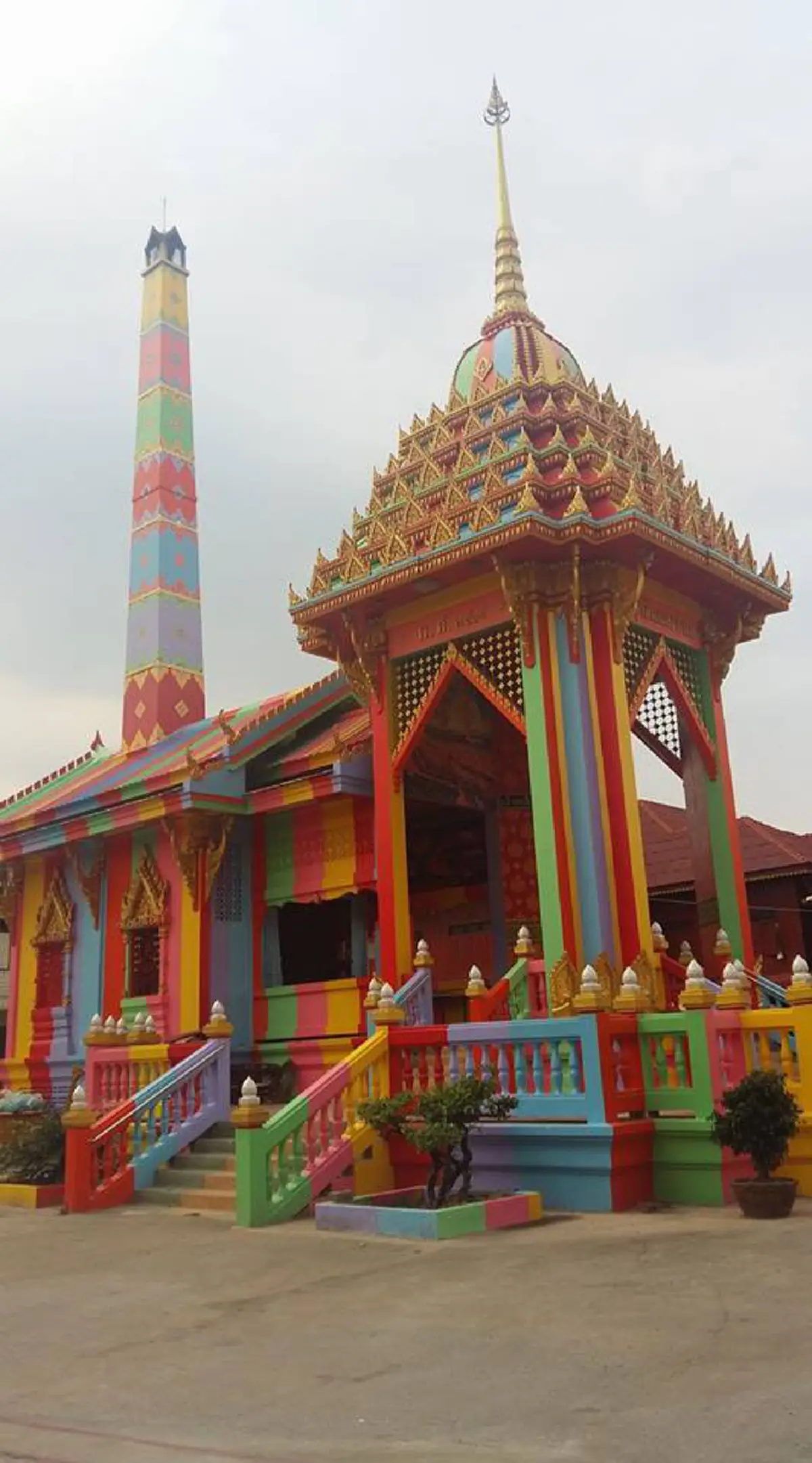 เคยเห็นกันยัง?? เมรุเผาสีรุ้ง!!  จากวัดดังเมืองโคราช พอรู้เหตุผลจาก "เจ้าอาวาส" ทำเอาทึ่ง เพราะแฝงด้วยธรรมะล้วนๆ !!