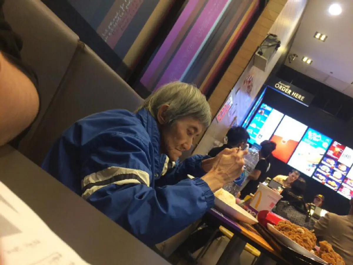จริงหรือมั่ว!? "สาว" โพสต์เห็นยายแก่ๆซื้อข้าวเปล่า กินกับซอสมะเขือเทศ แทบน้ำตาไหล รีบช่วยด่วน ก่อนเรื่องดราม่าบังเกิด ชาวเน็ตแห่จับผิดอื้อ!!