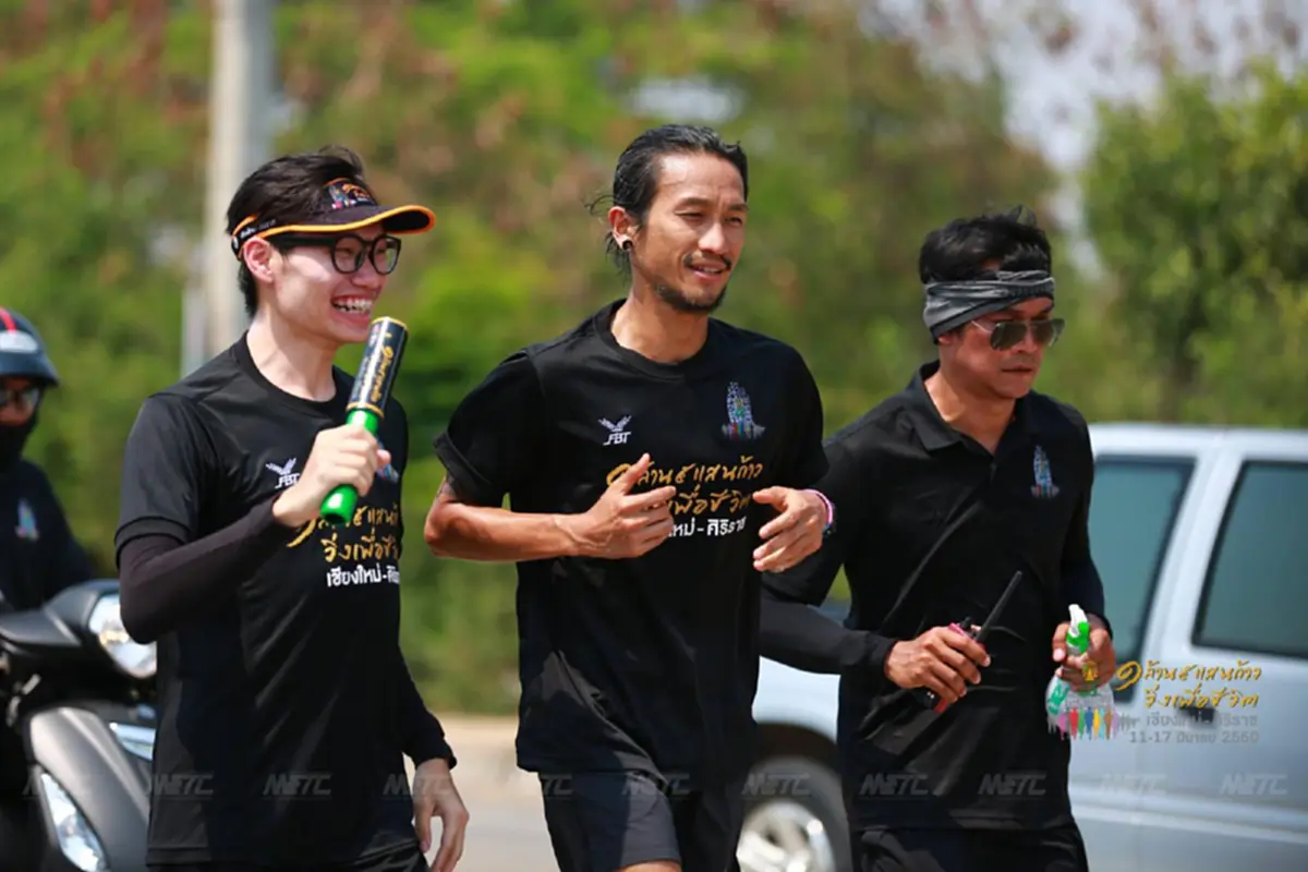 ร้อนแค่ไหนก็สู้!!! "ตูน บอดี้สแลม" เอาชนะอากาศร้อนระอุ วิ่งร่วมนศ.แพทย์หาทุนสร้างอาคารรพ.ศิริราชที่"ในหลวงร.9" พระราชทานนาม (ชมภาพชุด)