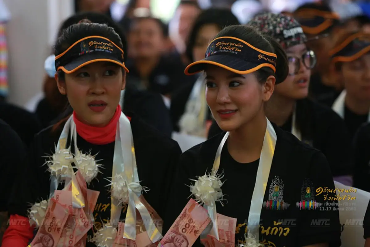 ร้อนแค่ไหนก็สู้!!! "ตูน บอดี้สแลม" เอาชนะอากาศร้อนระอุ วิ่งร่วมนศ.แพทย์หาทุนสร้างอาคารรพ.ศิริราชที่"ในหลวงร.9" พระราชทานนาม (ชมภาพชุด)