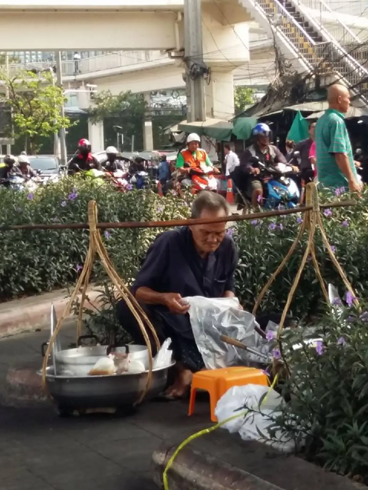 สุดเวทนา!! "ลุงแก่ๆ" หาบขนมปลากริมฯ ขายตั้งแต่หนุ่มจนแก่ ส่งเสียลูกจนได้ดี สุดท้ายหัวใจพ่อสุดช้ำ ถูกทอดทิ้ง ไร้คนเหลียวแล!!