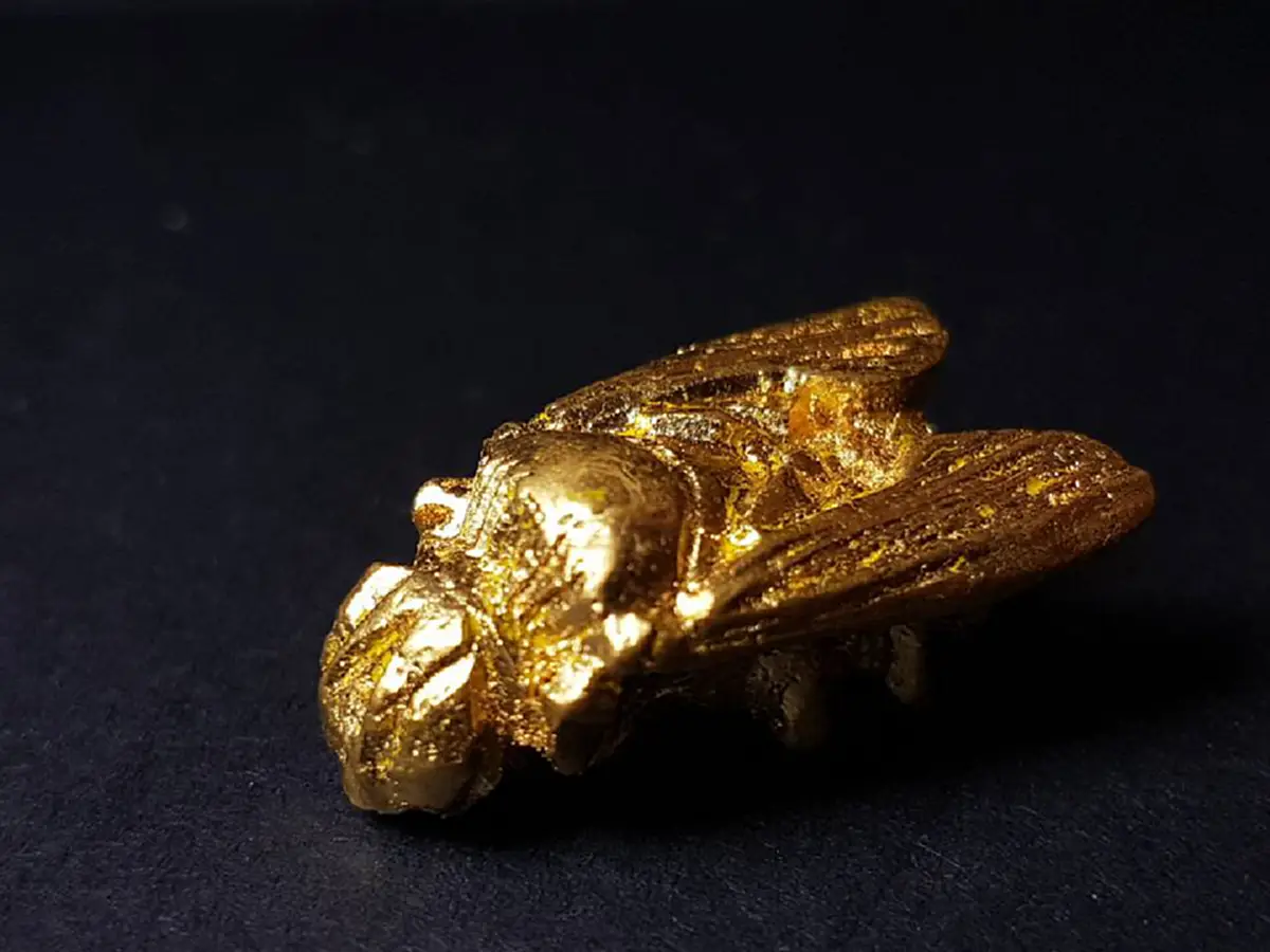 เครื่องรางคู่บารมี"บุเรงนอง" แมลงภู่คำ ของดีจากล้านนา ใช้ได้สารพัด กันผี กันภัย เมตตา ได้ครบทุกอย่าง!!! ของดีที่สร้างยากและซับซ้อน!