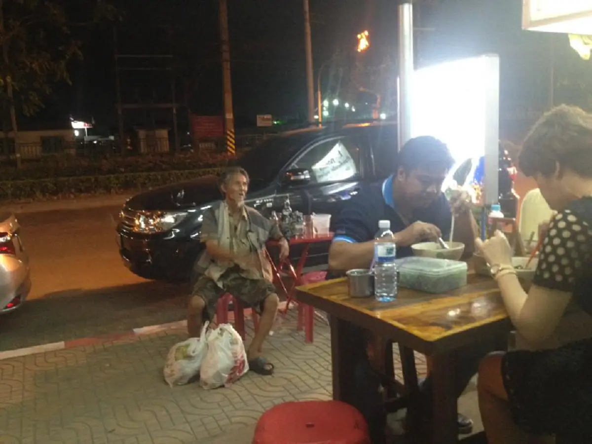 แชร์ถล่มทลาย!! คลิปแม่ค้าทำก๋วยเตี๋ยว 1 ถุง แต่กลับทำให้คนทั้งประเทศ น้ำตาไหล ชื่นชมสุดหัวใจ กับสิ่งที่เธอทำ!! (มีคลิป)