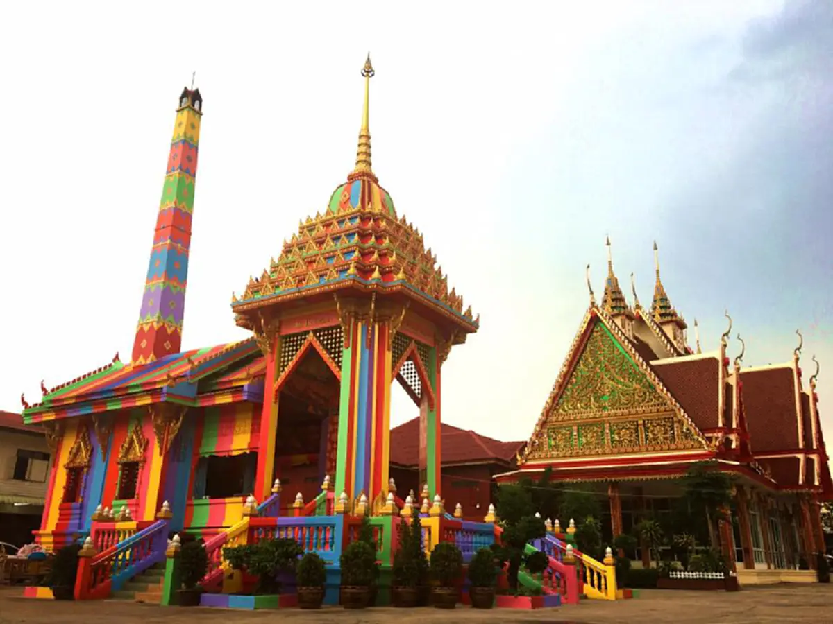 เคยเห็นกันยัง?? เมรุเผาสีรุ้ง!!  จากวัดดังเมืองโคราช พอรู้เหตุผลจาก "เจ้าอาวาส" ทำเอาทึ่ง เพราะแฝงด้วยธรรมะล้วนๆ !!