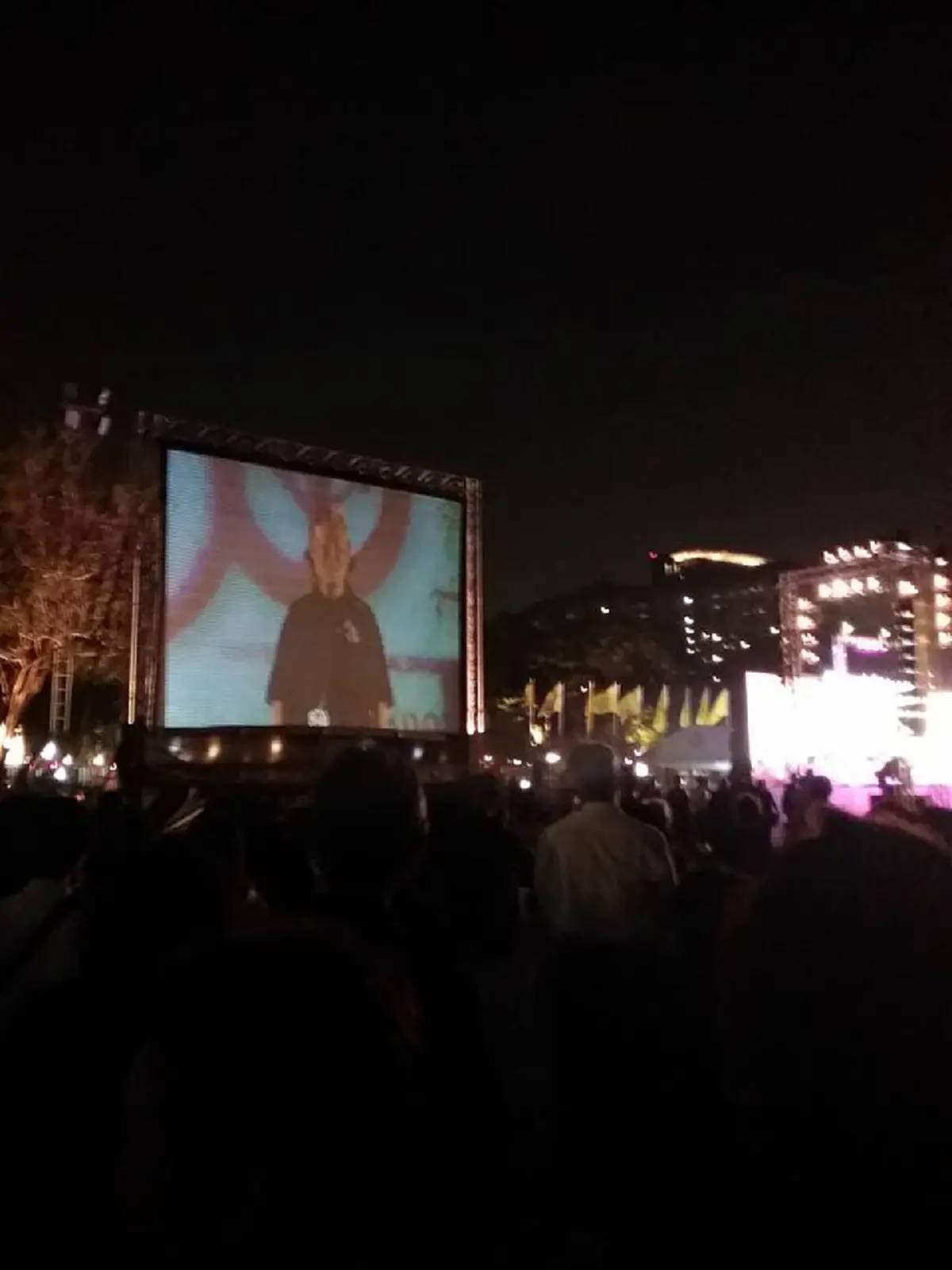 สุดอัศจรรย์!! เกิดปาฏิหาริย์ งาน100 ปีจุฬาฯ หลังฝนตกขณะการแสดงระลึกถึง "ในหลวง ร.9" แต่หยุดตกเมื่อสมเด็จพระเทพรัตนราชสุดาฯ เสด็จขึ้นเวที!!