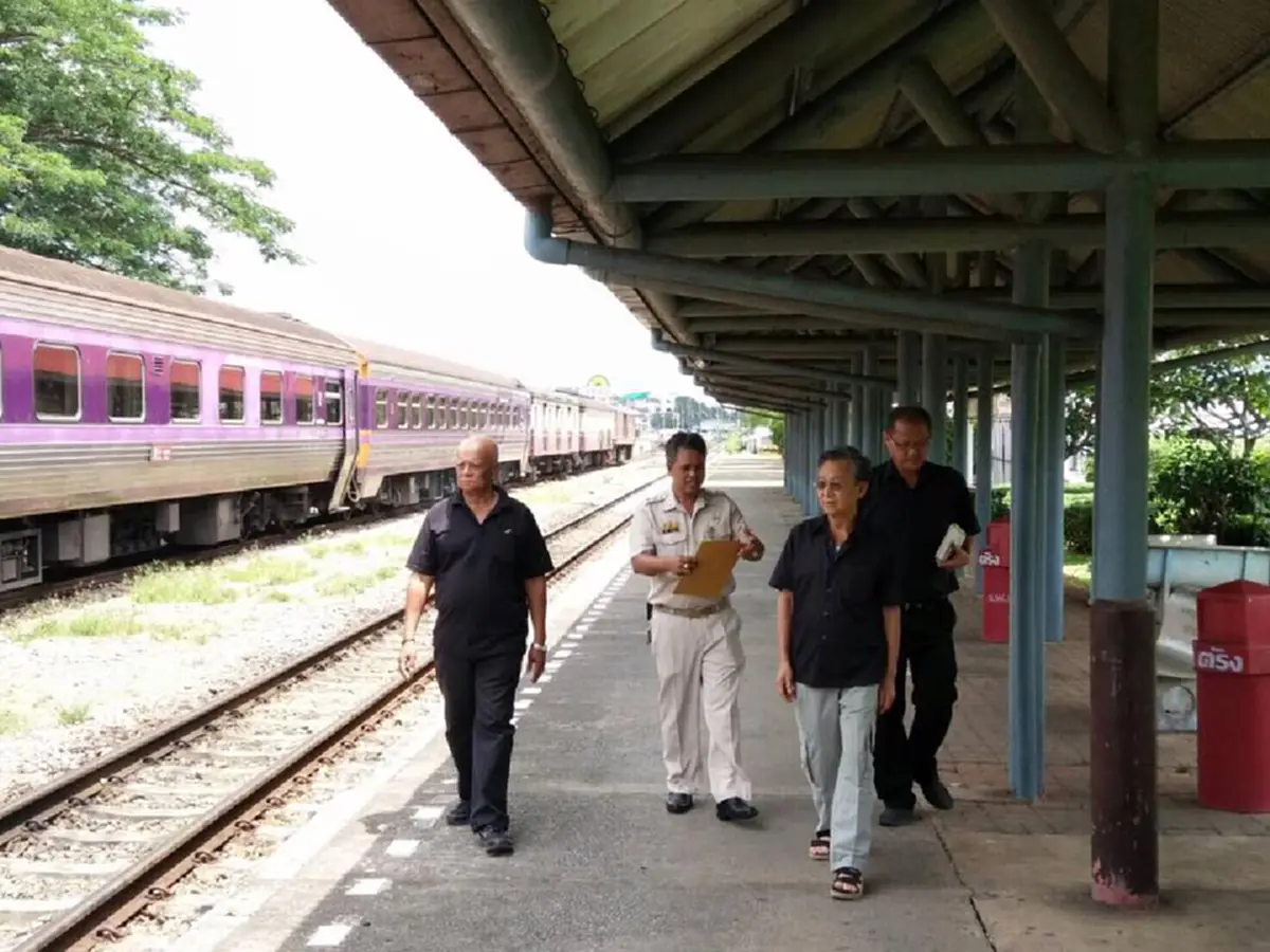 อยู่ตรงไหนก็ขวัญใจมหาชน!! แชร์สนั่นภาพ "นายหัวชวน หลีกภัย" เยี่ยมให้กำลังใจจนท.รถไฟเมืองตรัง ได้ใจสุดๆถึงขนาดยกหูเล่าปัญหาให้บิ๊กรฟท.แก้ไข??