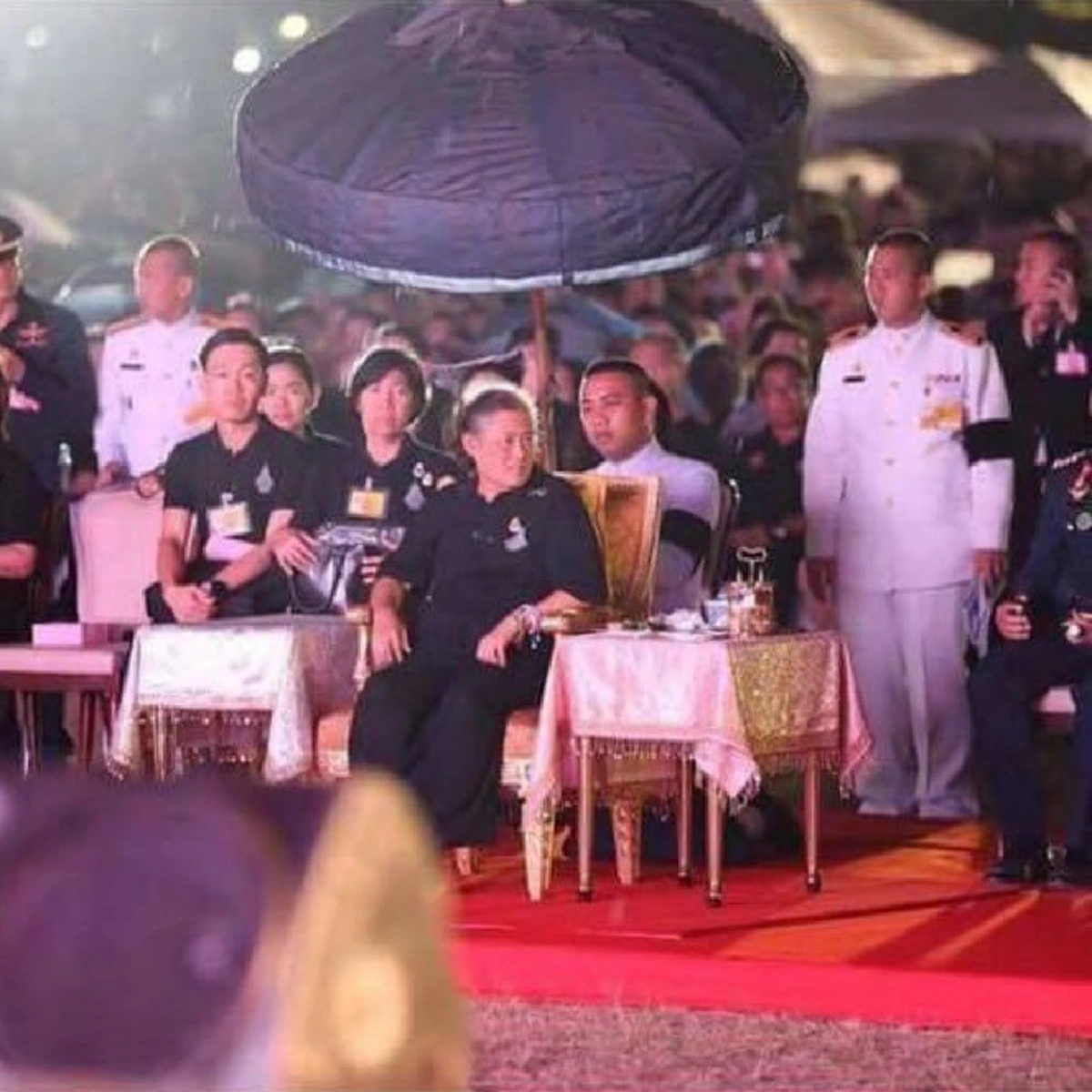 สุดอัศจรรย์!! เกิดปาฏิหาริย์ งาน100 ปีจุฬาฯ หลังฝนตกขณะการแสดงระลึกถึง "ในหลวง ร.9" แต่หยุดตกเมื่อสมเด็จพระเทพรัตนราชสุดาฯ เสด็จขึ้นเวที!!