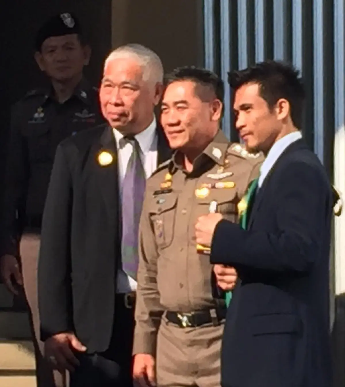 ช็อตต่อช็อต!!! นาที "บิ๊กตู่" สวมนวมปล่อยหมัดใส่ "เจ้าแหลม" ทำเจ้าตัวหลบอย่างไว บอกเลยยอมให้แค่คนนี้คนเดียว!? (ชมภาพ)