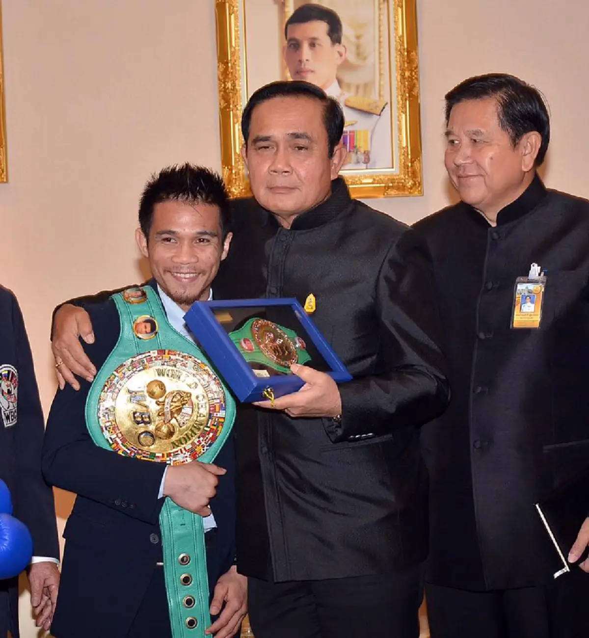 ช็อตต่อช็อต!!! นาที "บิ๊กตู่" สวมนวมปล่อยหมัดใส่ "เจ้าแหลม" ทำเจ้าตัวหลบอย่างไว บอกเลยยอมให้แค่คนนี้คนเดียว!? (ชมภาพ)