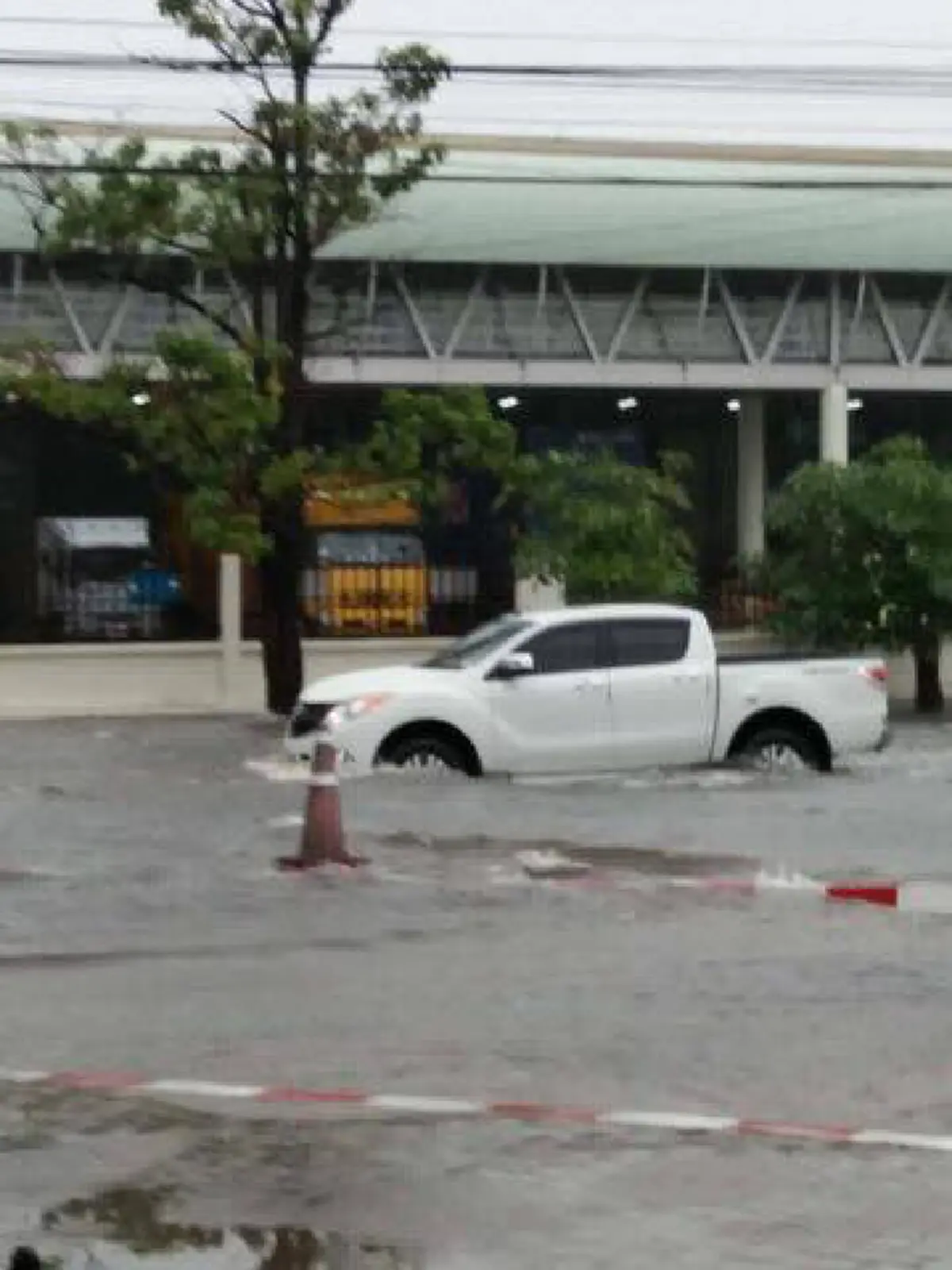 รวมทุกช็อตภาพระทึก!!! ฝนถล่มเมืองระยองกลายเป็นทะเลในพริบตา เก๋งจมน้ำเจ้าของต้องทิ้งรถหนีตายหลังพยายามยื้อจนนาทีสุดท้าย!?! (คลิป)