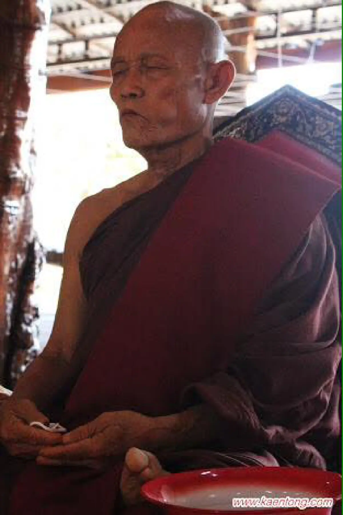 ไม่หวาดหวั่นต่อความตาย!!  "หลวงปู่ผ่าน” เกจิดังปราจีน ท่านรู้วันมรณภาพล่วงหน้าถึง 5 ปี!! ว่าเป็นวันใด แต่ก็ไม่หวั่นใจ จนวันนั้นมาถึง!!