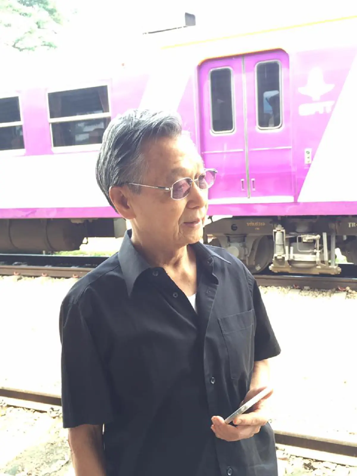 อยู่ตรงไหนก็ขวัญใจมหาชน!! แชร์สนั่นภาพ "นายหัวชวน หลีกภัย" เยี่ยมให้กำลังใจจนท.รถไฟเมืองตรัง ได้ใจสุดๆถึงขนาดยกหูเล่าปัญหาให้บิ๊กรฟท.แก้ไข??