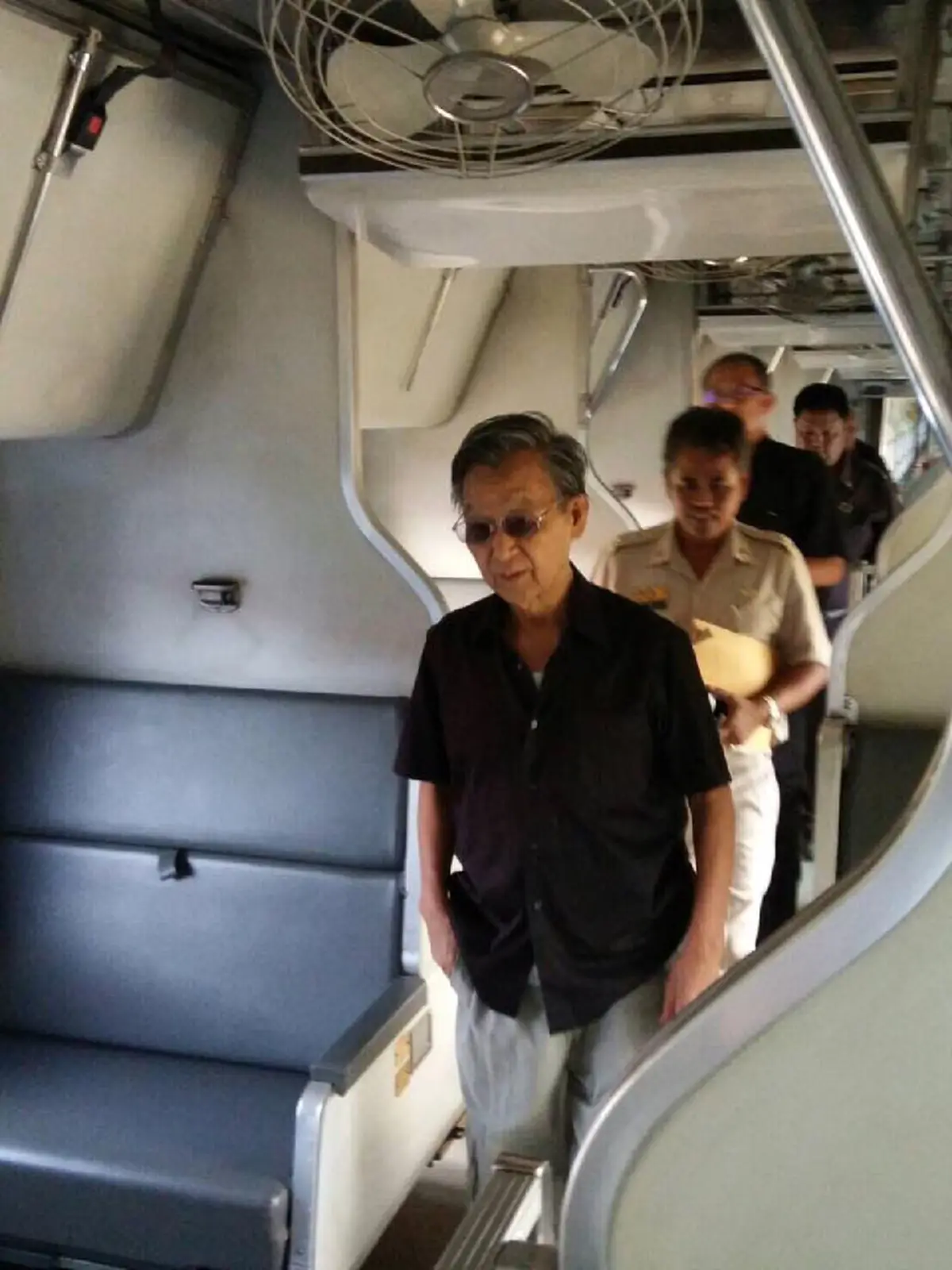 อยู่ตรงไหนก็ขวัญใจมหาชน!! แชร์สนั่นภาพ "นายหัวชวน หลีกภัย" เยี่ยมให้กำลังใจจนท.รถไฟเมืองตรัง ได้ใจสุดๆถึงขนาดยกหูเล่าปัญหาให้บิ๊กรฟท.แก้ไข??