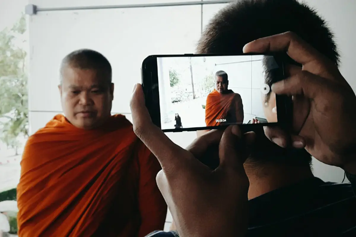 ด่วน!!! "พระเมธีธรรมจารย์" เดินทางมาถึงศาลอาญา รัชดา หลัง"พระพุทธะอิสระ" เป็นโจทก์ยื่นฟ้องกรณีข่มขืนใจผู้อื่นให้กระทำการ - หมิ่นประมาท