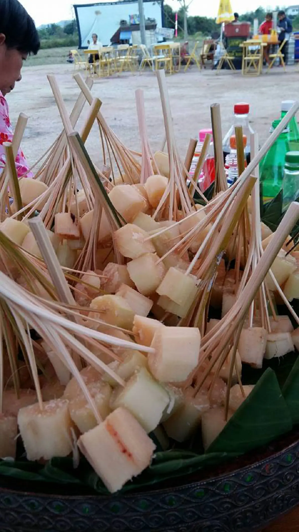 เจ๋งจริง!! หนุ่มพะเยา ทุ่มทุนสร้าง ขึ้นบ้านใหม่ สไตล์ งานวัด  มีทั้งหนังกลางแปลง รำวงย้อนยุค ส่วนอาหาร ไม่ต้องพูดถึง ย้อนยุค สุด ๆ (ภาพ)