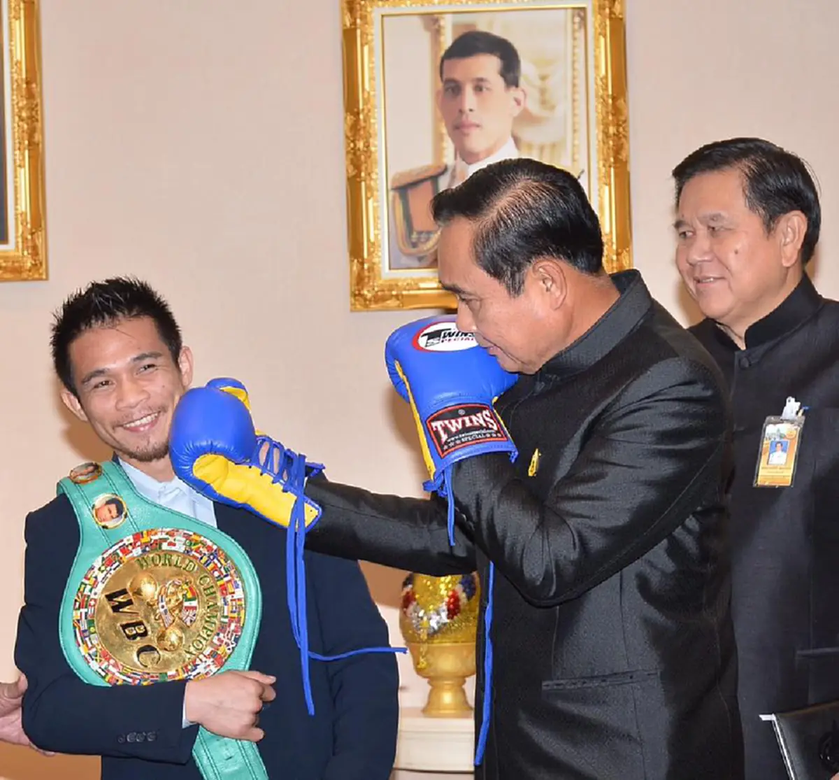 ช็อตต่อช็อต!!! นาที "บิ๊กตู่" สวมนวมปล่อยหมัดใส่ "เจ้าแหลม" ทำเจ้าตัวหลบอย่างไว บอกเลยยอมให้แค่คนนี้คนเดียว!? (ชมภาพ)