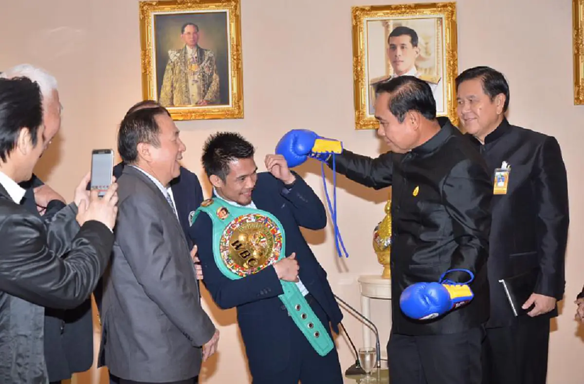 ช็อตต่อช็อต!!! นาที "บิ๊กตู่" สวมนวมปล่อยหมัดใส่ "เจ้าแหลม" ทำเจ้าตัวหลบอย่างไว บอกเลยยอมให้แค่คนนี้คนเดียว!? (ชมภาพ)