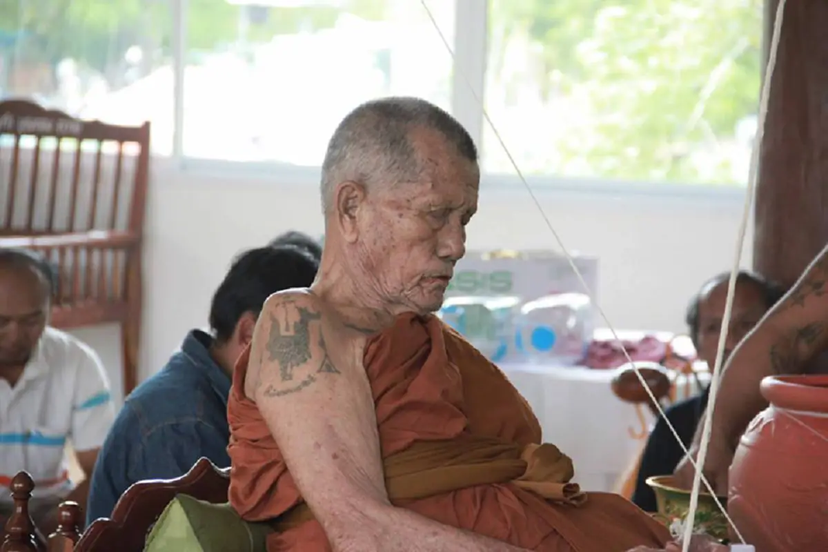 น้อมกราบสาธุการ...เปิดประวัติ ท่านหลวงปู่ญาท่านเขียน ปุญญกาโม แห่งป่าช้า หนองขี้นก เกจิดังเมืองอุบล  แสดงปาฏิหาริย์ เหยียบลำน้ำโขง!!