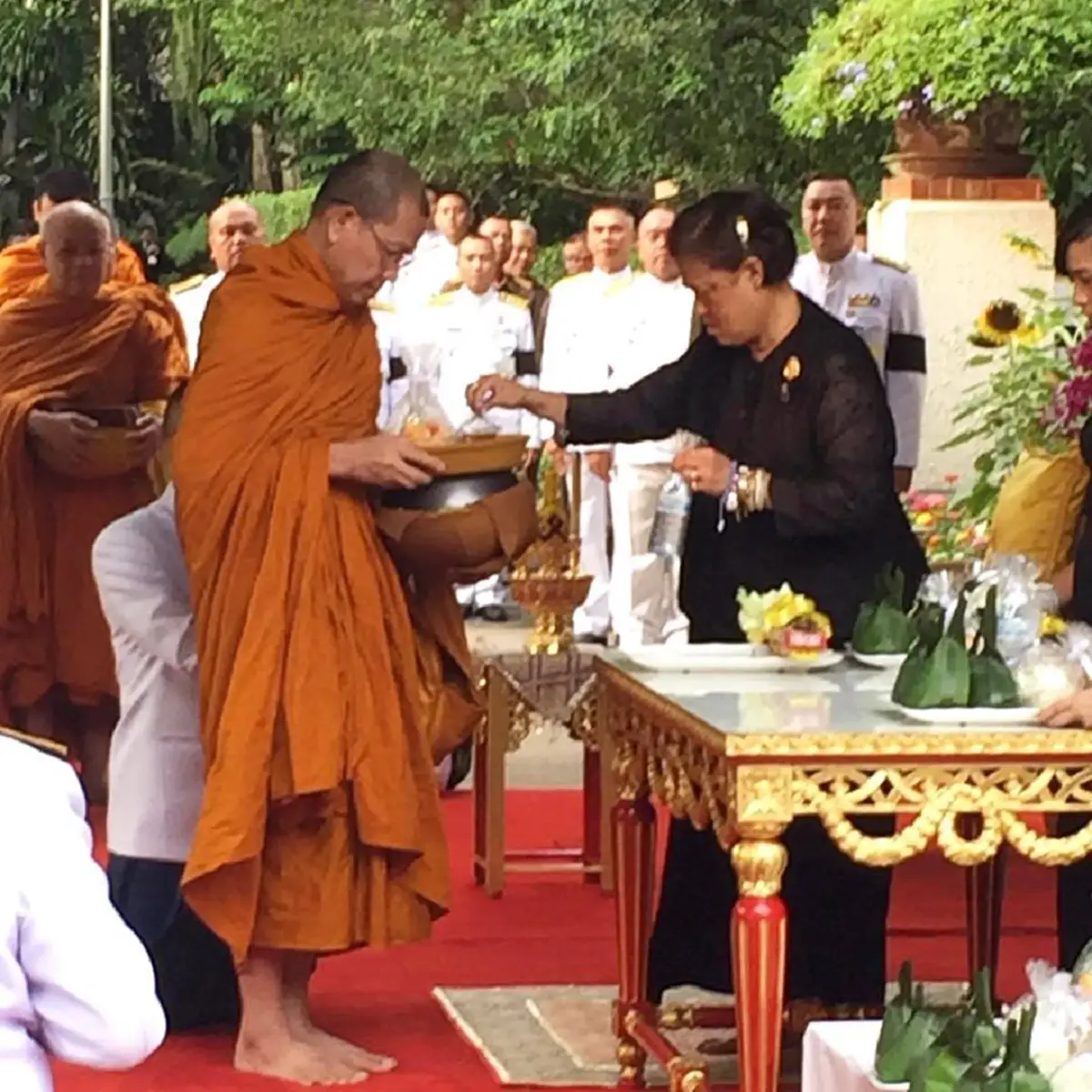 สมเด็จพระเทพรัตนราชสุดาฯ สยามบรมราชกุมารี เสด็จออก ณ วังสระปทุม ทรงบำเพ็ญพระราชกุศล ทรงบาตรพระสงฆ์ เนื่องในโอกาสวันคล้ายวันพระราชสมภพ