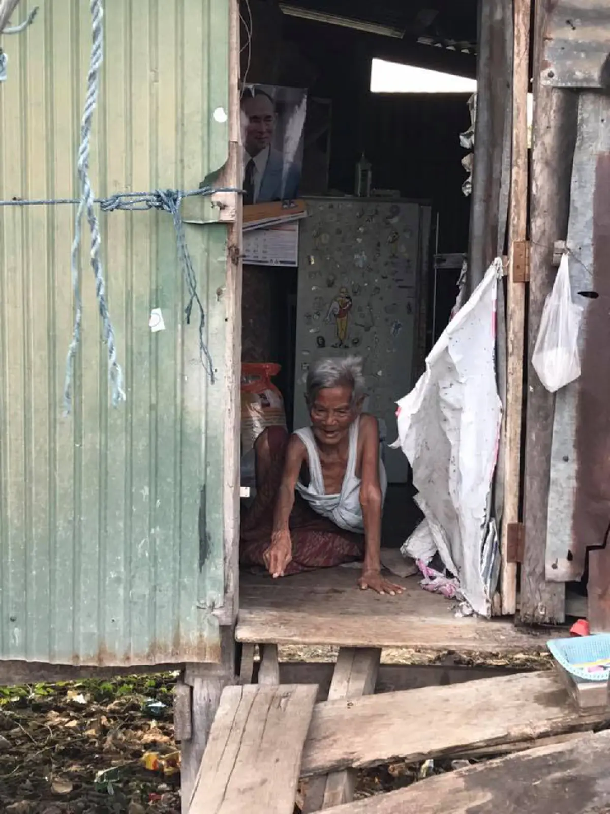 แชร์ช่วยยาย! รันทดใจยิ่งนัก "ยายวัย 76" เดินไม่ได้หมดหนทางทำมาหากิน ร่างกายไม่อำนวยล้มจนกระดูกโผล่ด้านหลัง วอน "ใครก็ได้ช่วยเหลือยายบ้าง"