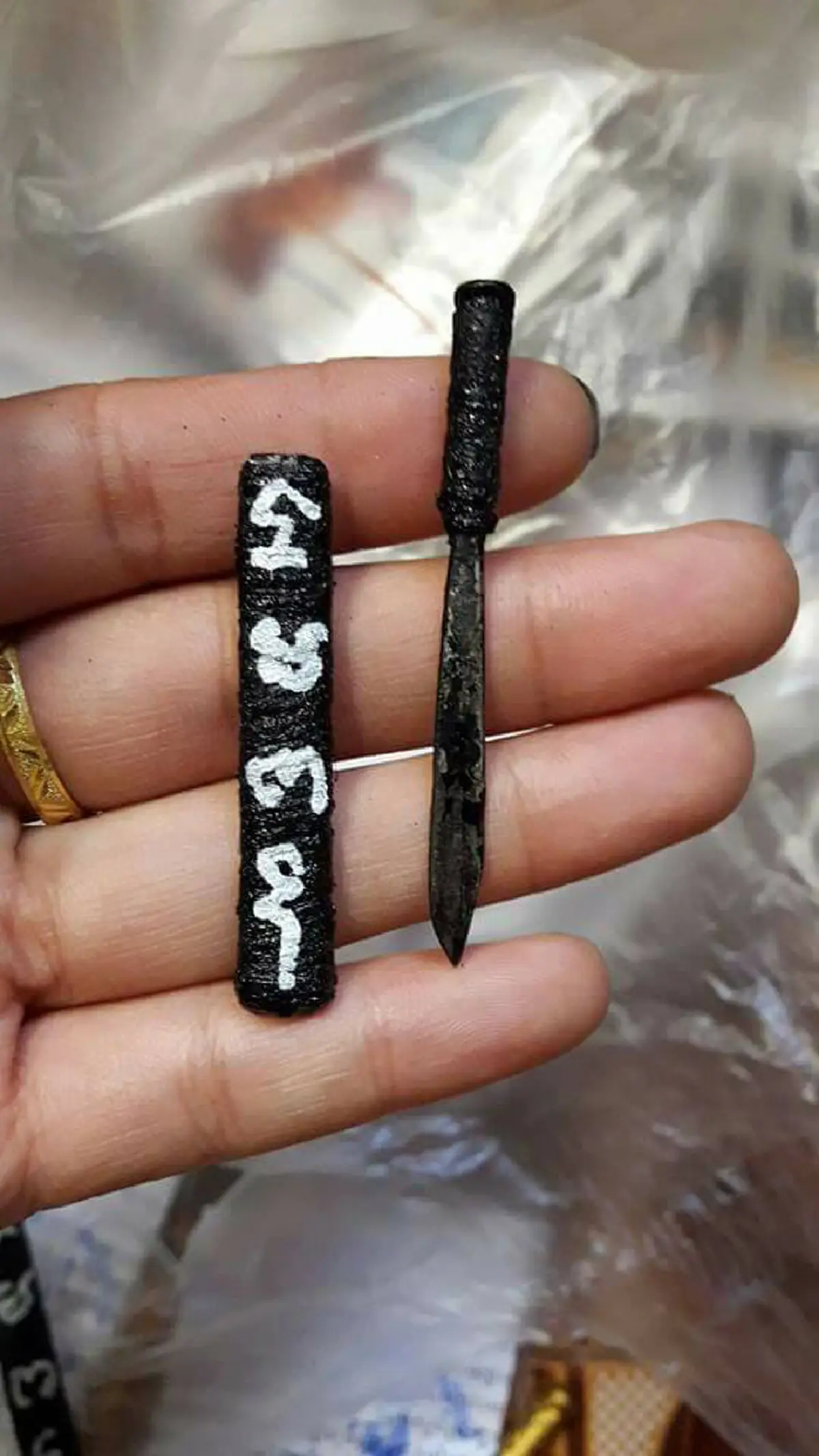 อาถรรพ์แรงๆ!!! ดาบฟ้าฟื้นขุนแผน "หลวงพ่อปุ่น" ไม่ธรรมดา ใบดาบตีด้วยตะปูโลงศพ!! พันด้วยด้ายจูงศพ!! ป้องกันคุณไสยมนต์ดำ ได้เป็นเลิศ...