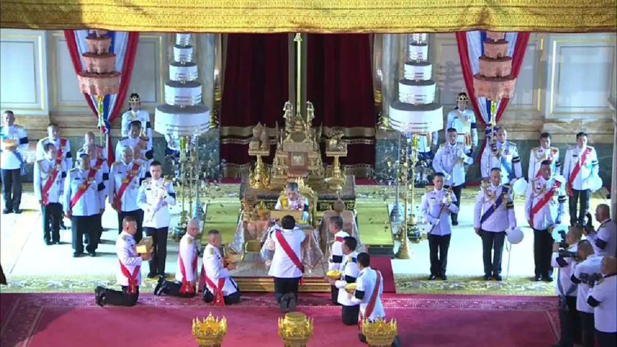 นาทีประวัติศาสตร์ !!! ในหลวงร. 10 ลงพระปรมาภิไธยรธน.ฉบับใหม่ปี 2560 ฉบับที่ 20 แล้ว !! นับเป็นพระมหากรุณาธิคุณเป็นล้นพ้น
