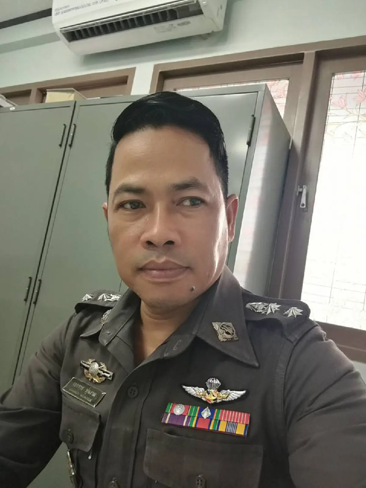 ได้หมดใจก็สดชื่น!! "สารวัตรเอก" ยิ้มออกชาวบ้านแห่มอบดอกไม้ถึงโรงพัก ภริยายืนเคียงข้างยันสามีบริสุทธิ์ใจห่วงกม.นั่งรถกระบะกระทบชาวบ้าน!?!