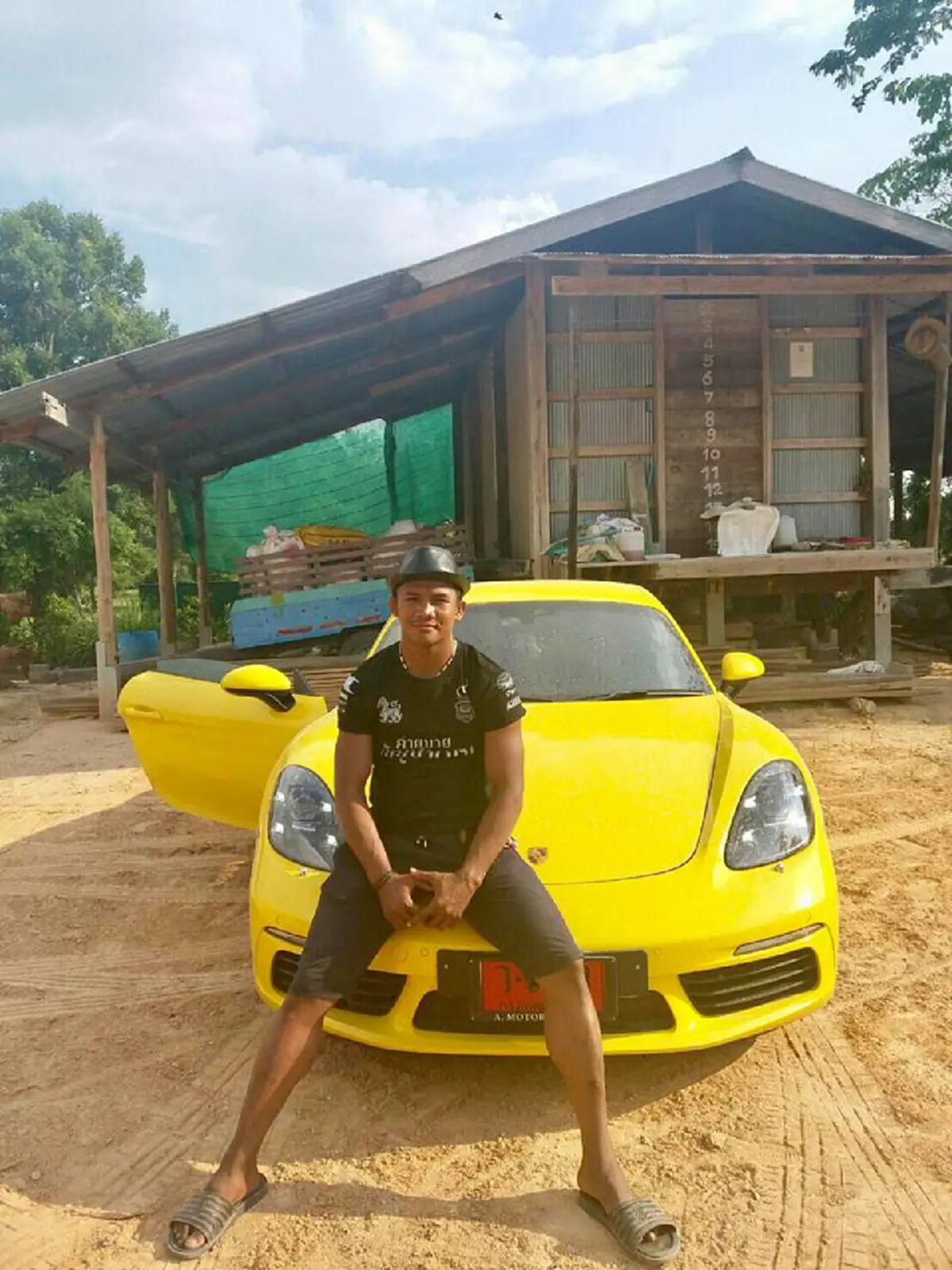 ผ้าขี้ริ้วห่อทองชัดๆ!!! แอบส่องโรงจอดรถ "บัวขาว" กับรถสุดหรู! แต่โรงรถไทบ้านขนานแท้ งานนี้ไม่ใช่รวยธรรมดาแต่รวยเว่อร์!!! (มีภาพ)