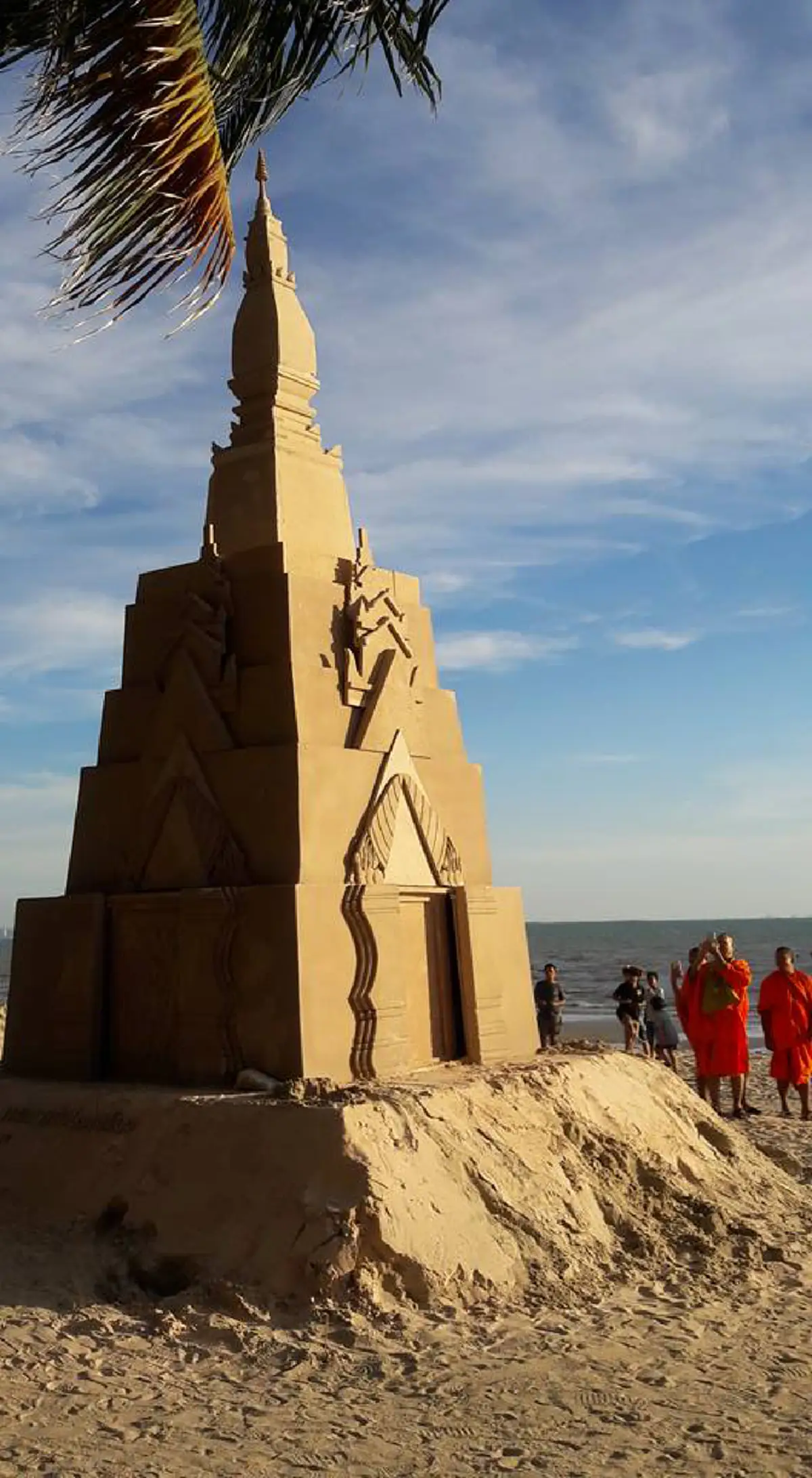 งดงามมาก....พระบรมรูปในหลวงรัชกาลที่๙ ในงานก่อพระเจดีย์ทราย ณ หาดบางแสน ในเทศกาลวันไหล พัทยา