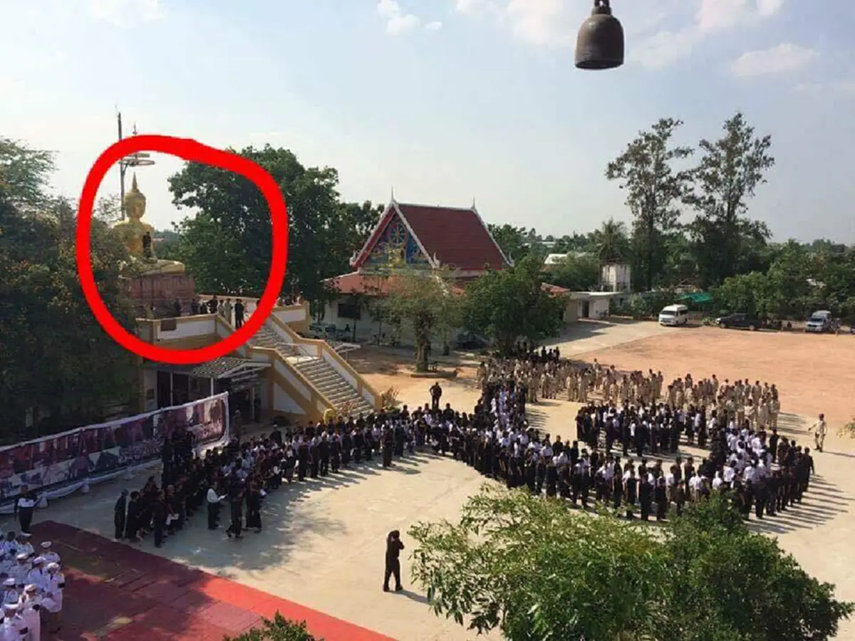 อย่ามาอ้างรู้เท่าไม่ถึงการณ์ !?!? โซเชียลแชร์ภาพ"ชายหนุ่ม"หยามศรัทธาชาวพุทธยืนถ่ายรูปบนตัก"พระพุทธรูป" เหลืออด...ดูจากชุดแล้วไม่น่าเป็นคนโง่