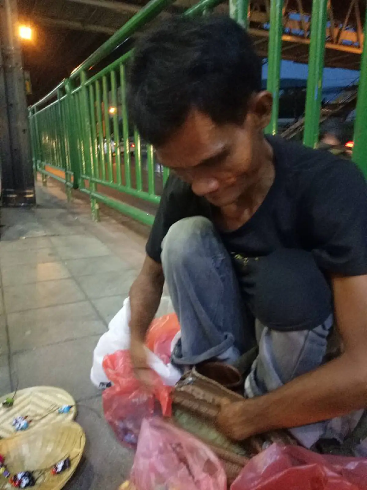 พวกงอมือเท้าดูตัวอย่าง!!!ลุงทำตุ๊กตาไม้ลูกค้าชอบใจอุดหนุน เหลือบเห็นน้ำตาแทบไหลร่างกายไม่ครบ 32 แต่ใจสู้สุดๆมีแรงบันดาลใจจาก "องค์พ่อหลวง"