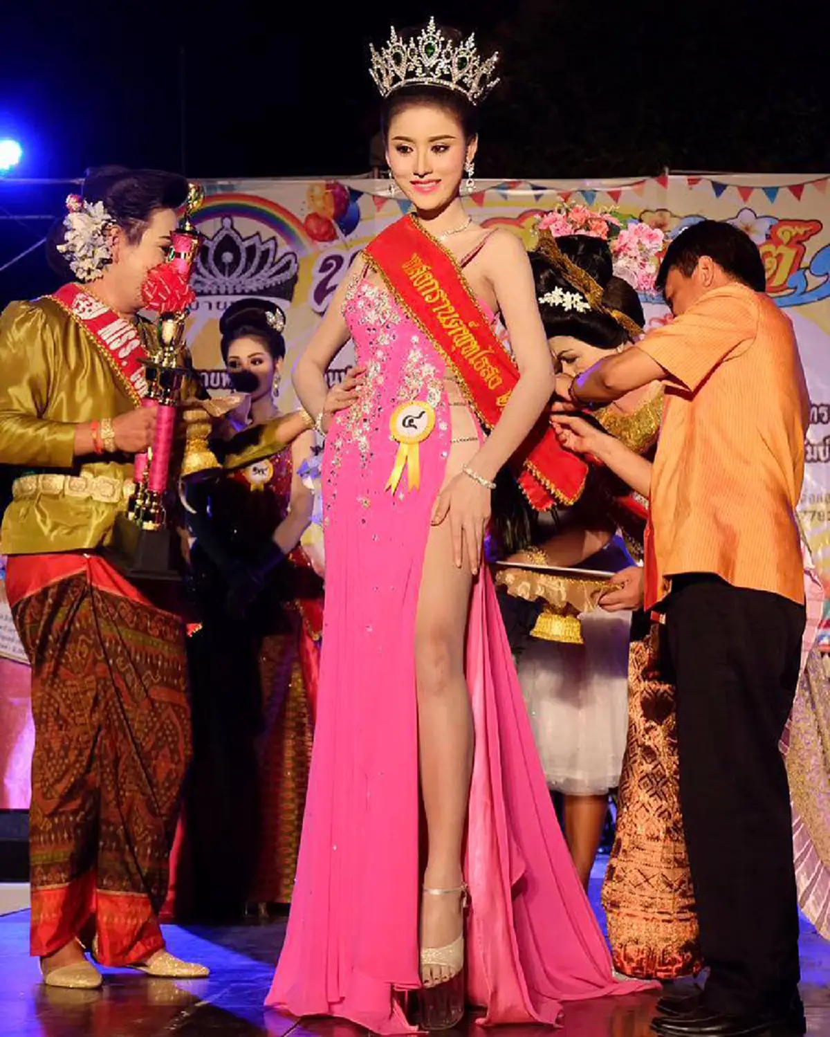 #ความสวยไม่แพ้ตัวแม่!! “10 ดาวรุ่ง นางงามเดินสาย” ความสวยที่ไม่ธรรมดา เห็นแล้วตะลึงตาค้าง ผู้ชายต้องแย่งซื้อขนมจีบ !! (ชมภาพ)