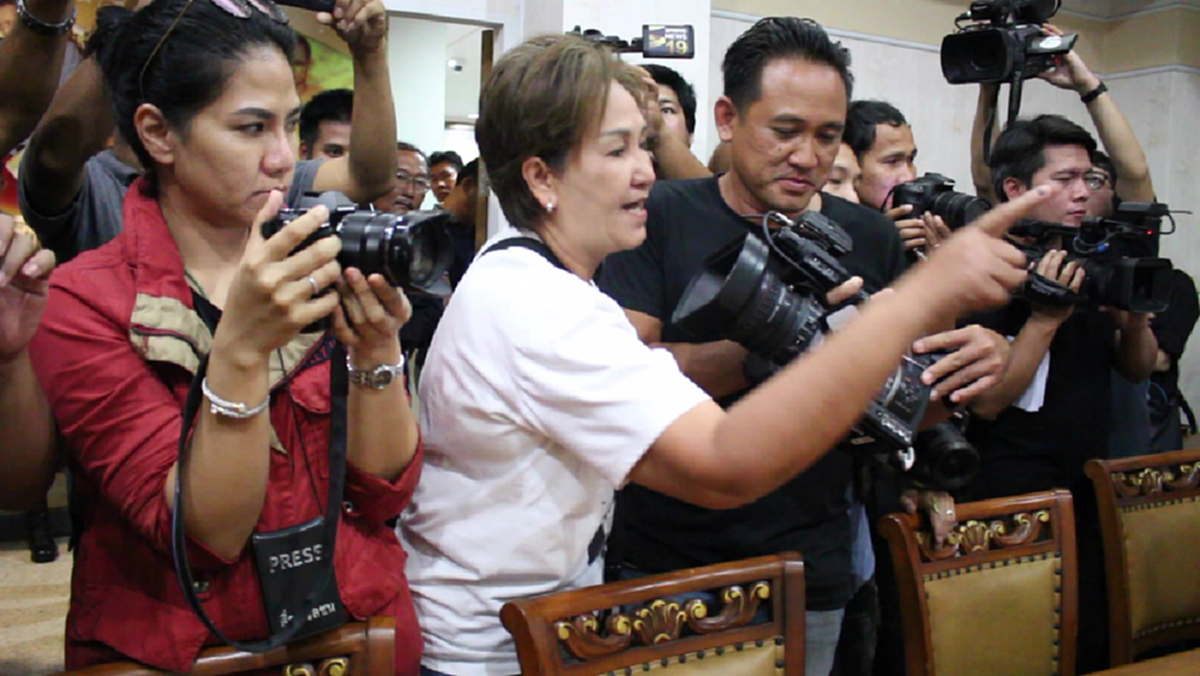 ดูเลย !!! "กรณ์" โพสต์คลิป 8 นาที กลโกงชาติ คดีจำนำข้าว ดูจบจะได้ไม่ตกเป็นเหยื่อการปลุกระดม !!! (ชมคลิป)