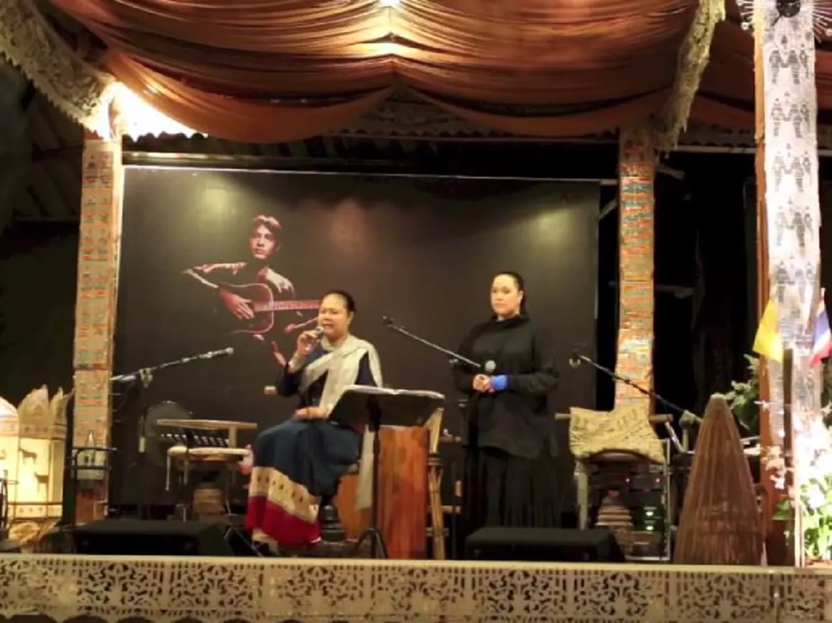 ช็อกวงการ!! นี่หรือ?  "ลานนา" อดีตนักร้องดัง จู่ๆเงียบหายทิ้งไมค์ หนีมาอยู่กับหนุ่มรูปหล่อ? ดีกรีทายาทคนใหญ่โตแห่งล้านนา!!