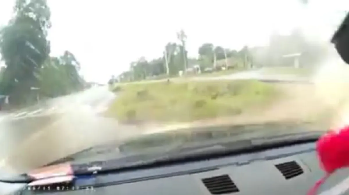 กูเกือบตายแล้วไหมไอ้เวร!! สาวหวิดดับ ขับรถอยู่ดีๆเจอรถบรรทุกปาดหน้า ฟังน้ำคำเดือดจัด “ผมไม่รับ” ดูมันทำ! (คลิป)