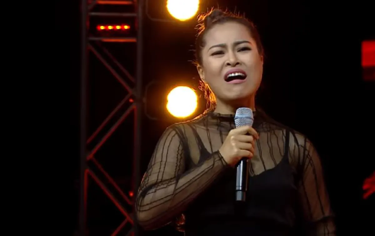 ไม่ได้อินกับเพลงแล้ว!! เกิดอะไร? "ใหม่ สายหลอน" จู่ๆ กรีดร้องลั่น ทรุดลงพื้น!? หลังร้องเพลงจบ? จนเพื่อนๆต้องรีบเข้ามาปลอบ! (คลิป)