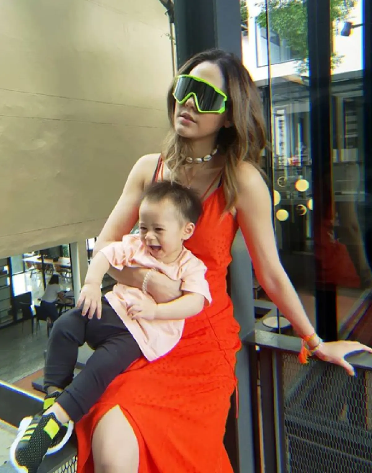 น่าเอ็นดูจริงพ่อคุณ "น้องสายฟ้า" นอนชิวบนรถ สองมือถือขนมปังเคี้ยวตุ้ยๆ ก็ผมหิวนี่ครับ