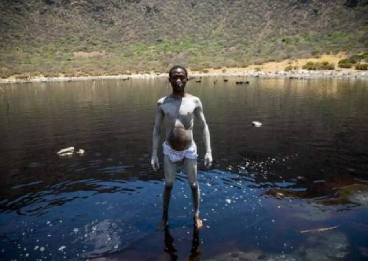 ชาวบ้านเอธิโอเปียแย่งกันดำน้ำ !!! "ทะเลสาบ" ปล่องภูเขาไฟ แม้ต้องตาบอด มีแผลติดเชื้อก็ยอม (คลิป)